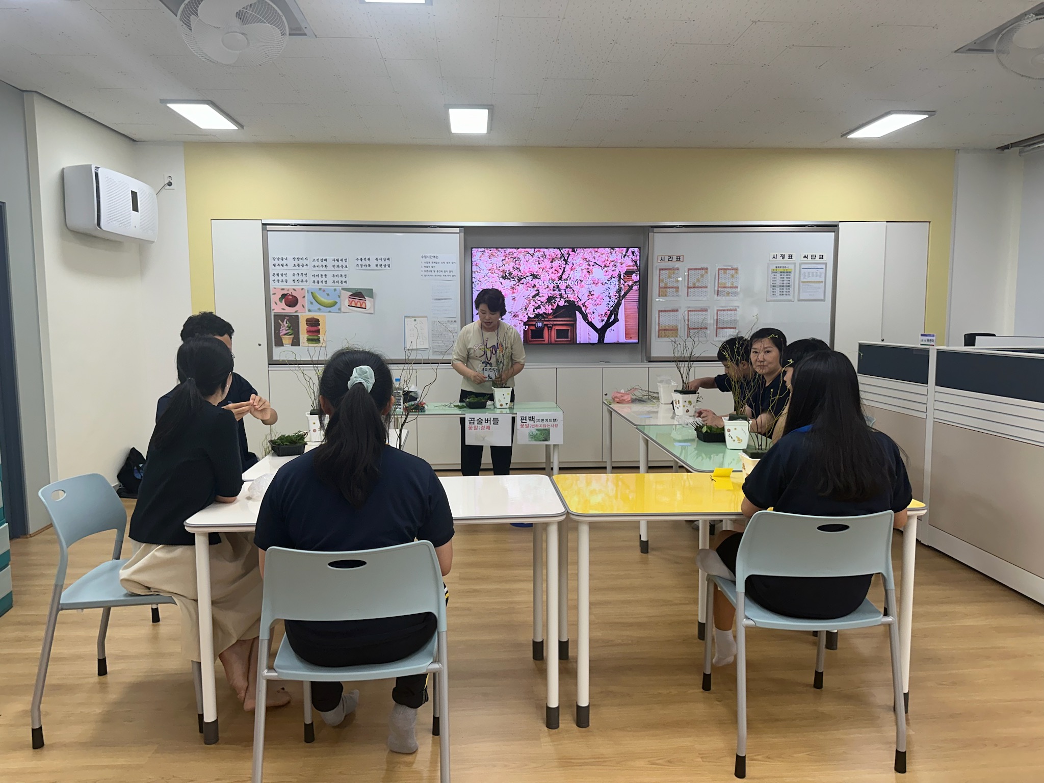 연수구 송도1동 주민자치회는 지난 19일 지역 내 신송중학교 특수학급에 재학 중인 학생 6명을 대상으로 특수학급 원예힐링 1차 특강을 실시했다